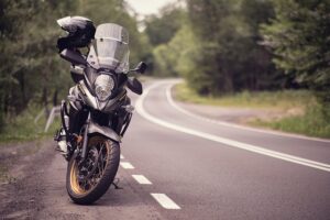 Maîtriser les Virages Alpins : Guide Ultime pour la Conduite Moto en Montagne