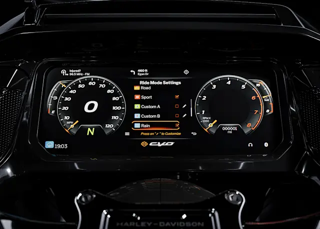 Le tableau de bord de nuit de la nouvelle harley davidson CVO 2025